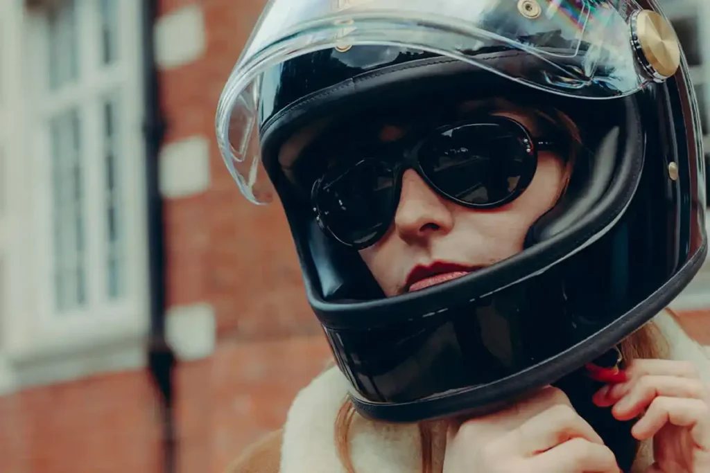 Linha de óculos Royal Enfield surge em parceria com a marca sueca Vallon