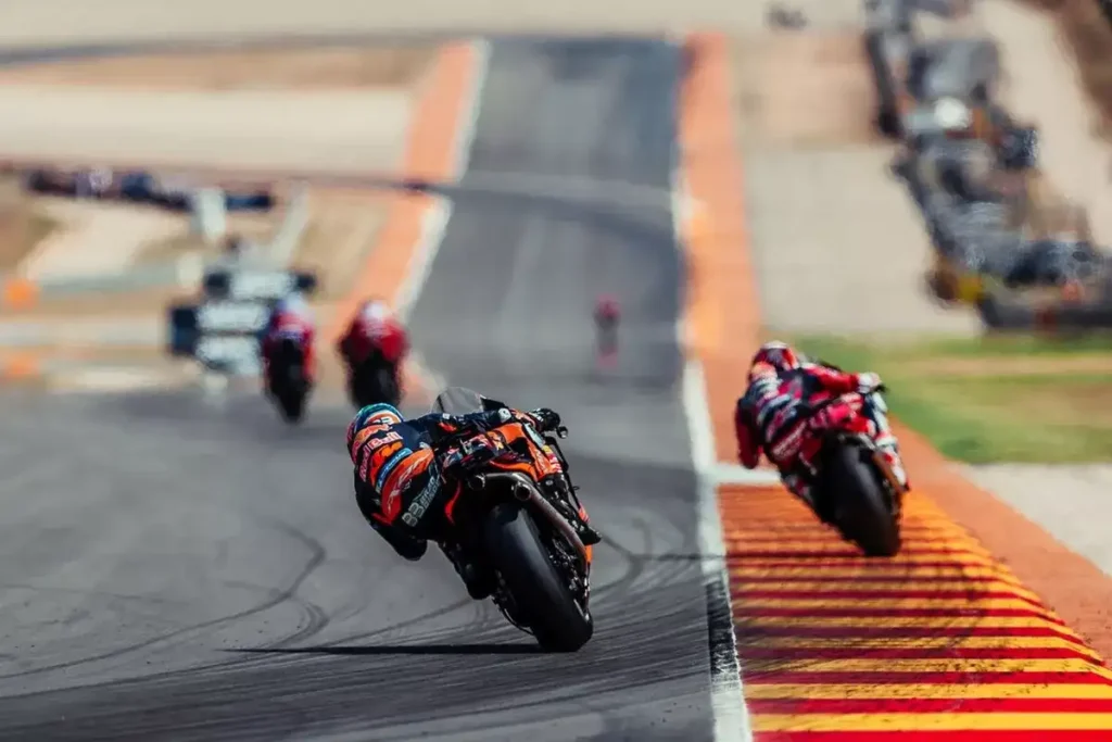 MotoGP Brasil 2026: Bajaj inaugura lojas Brasil