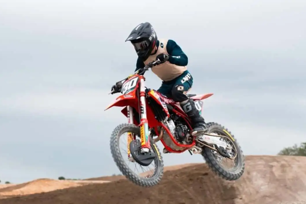 Por que pilotos de F1 motocross se destacam no off-season?