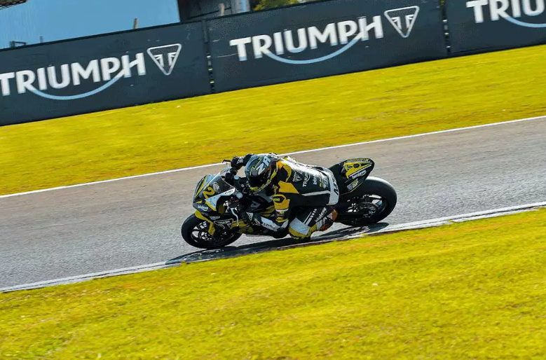 campeão ganha Street Triple 765 RS