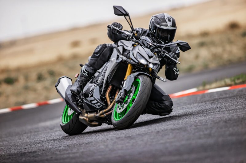 é melhor que a Kawasaki Z900?