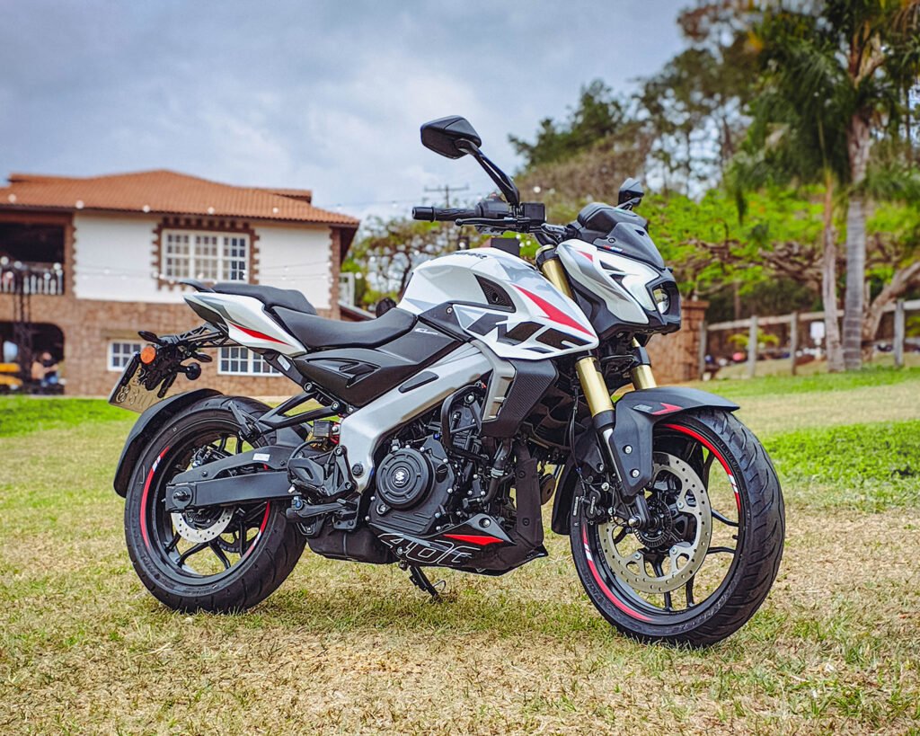 SBM 400S vs Bajaj NS 400 quem tem melhor custo-benefício?