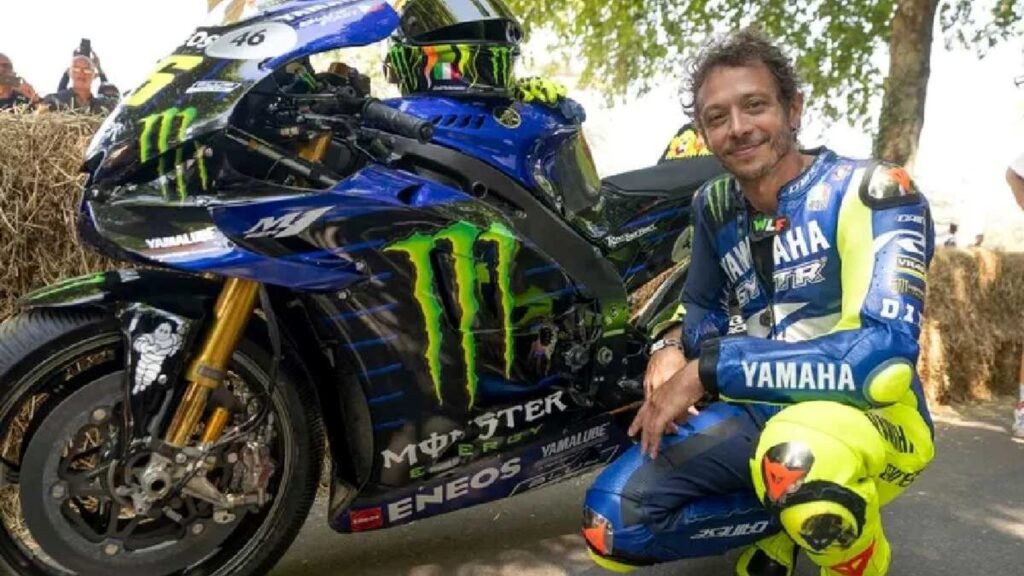 Saudades? Valentino Rossi volta a pilotar a Yamaha YZR-M1