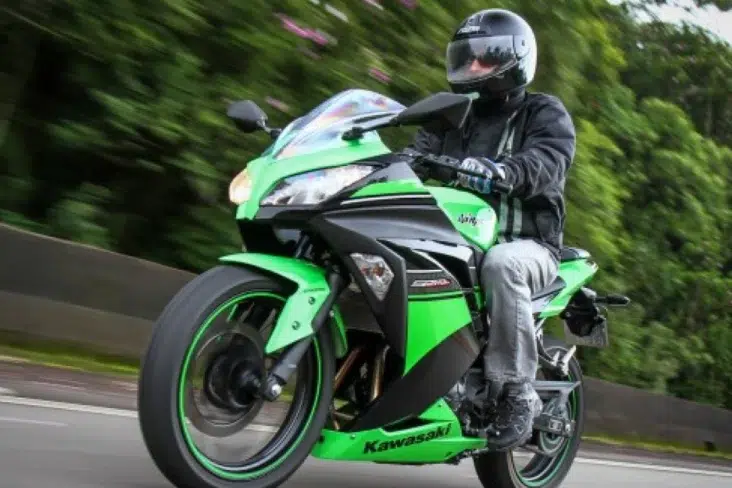 Veja o que (não) mudou: Ninja 300 é renovada para mais um ano