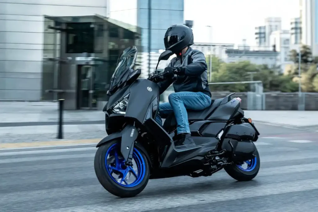 Yamaha XMAX ainda é melhor? Veja contra as chinesas