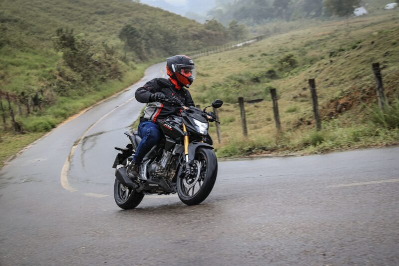 Por que ela ‘subiu de categoria’? Pilotamos a CB300F Twister 2027