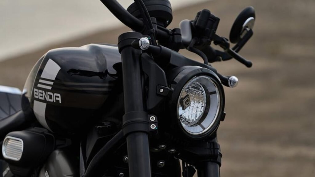 Cruiser de 700cc que abaixa sozinha no semáforo? Benda Rock