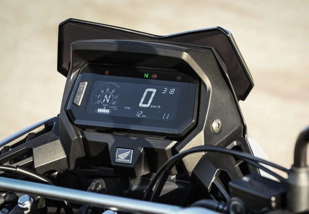 Asfalto e Terra! Honda de R$ 31.855 entrega motor 293cc e tanque de 13L